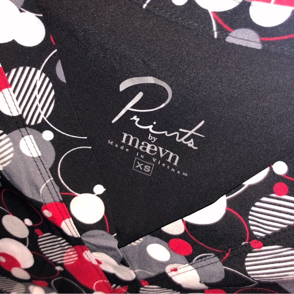 NWT Maevn Prints black and red Circle print short sleeve scrub top - Picture 5 of 10
